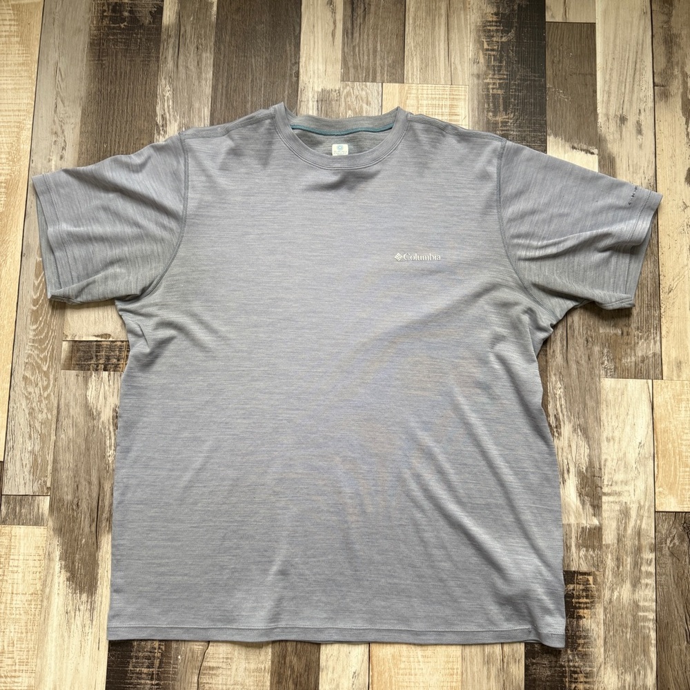 Columbia Men's Gray T-Shirt size large